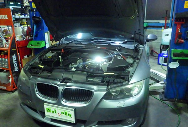 ＢＭＷ　３２０　エンジンオイル漏れ　ガスケット交換