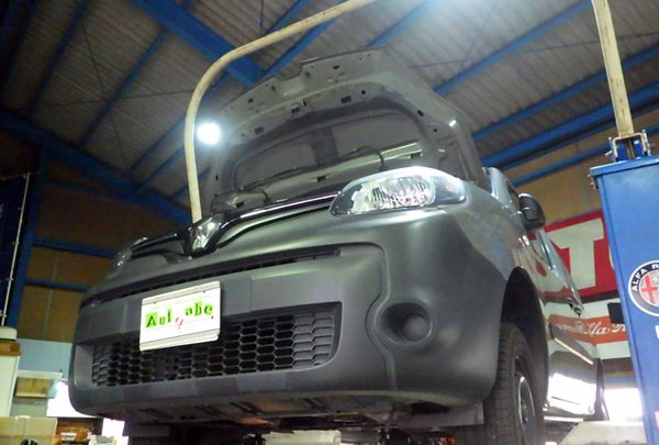 ルノー　カングー　エンジンオイル漏れ　サーモスタット交換